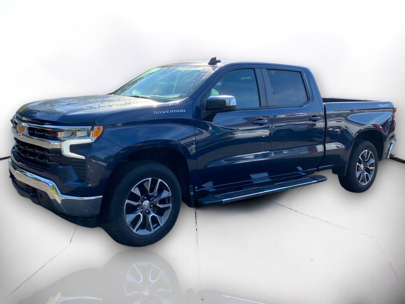 2022 Chevrolet Silverado 1500 LT photo 2