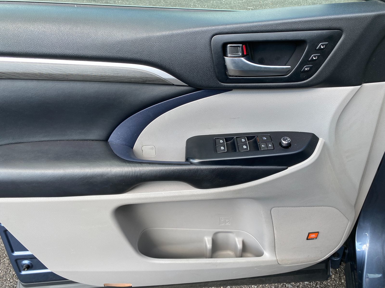 2019 Toyota Highlander Hybrid Limited photo 9