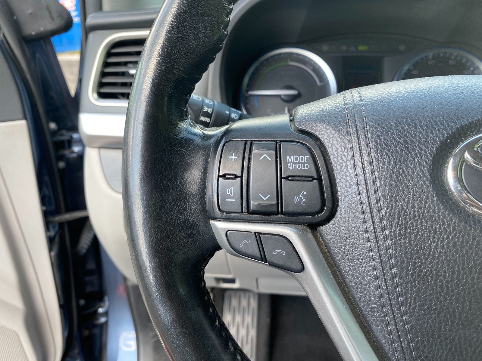 2019 Toyota Highlander Hybrid Limited photo 11