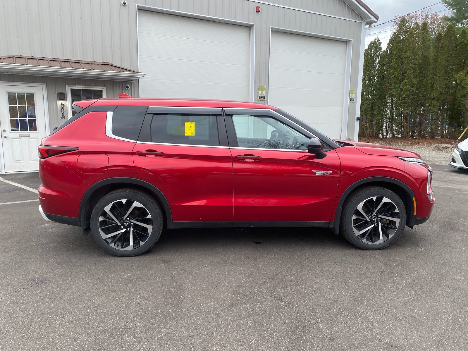 2023 Mitsubishi Outlander PHEV SE photo 4