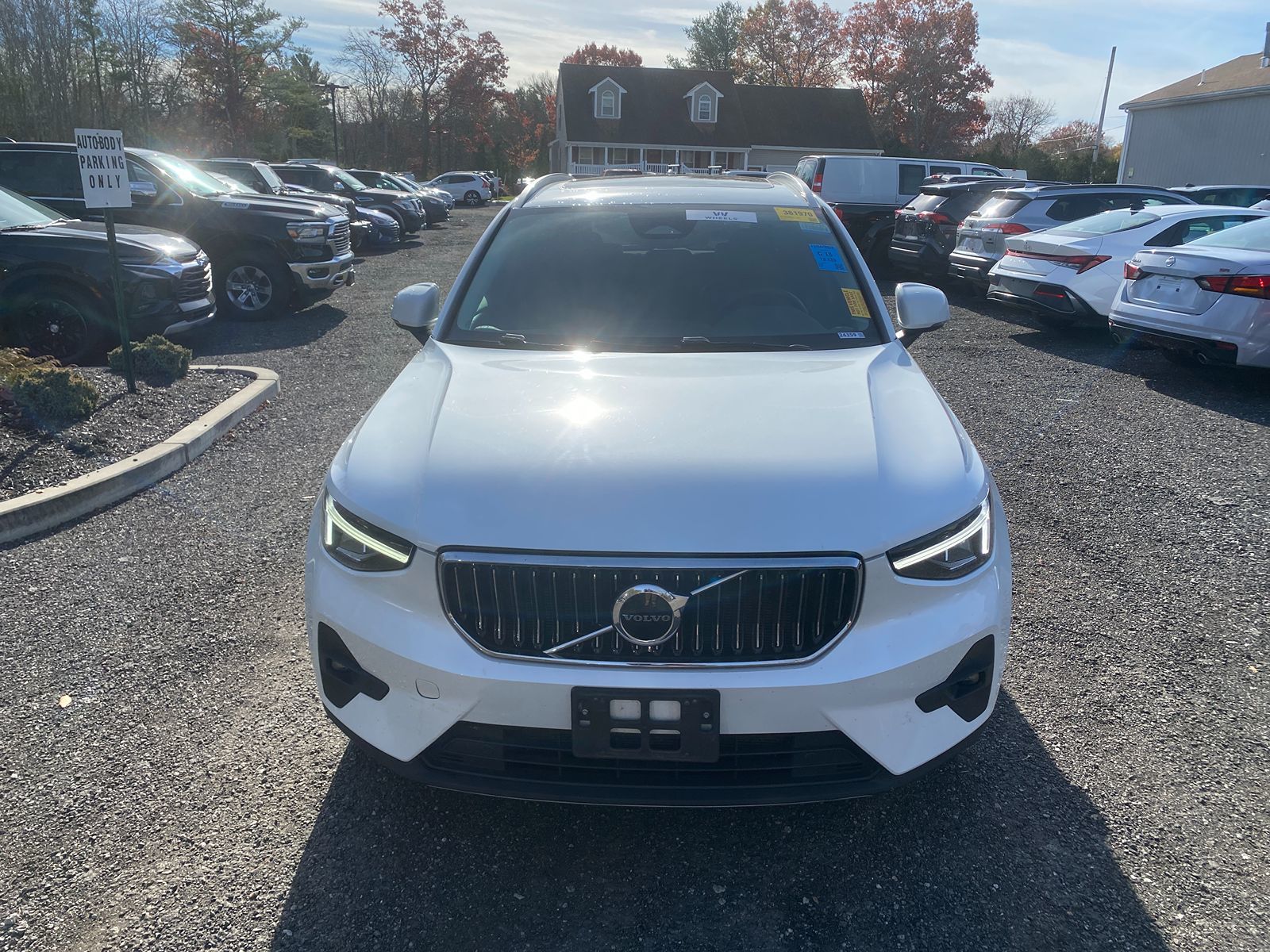 2023 Volvo XC40 Plus photo 2