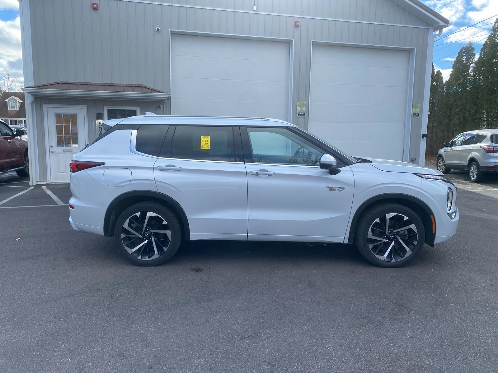 2023 Mitsubishi Outlander PHEV SEL photo 4