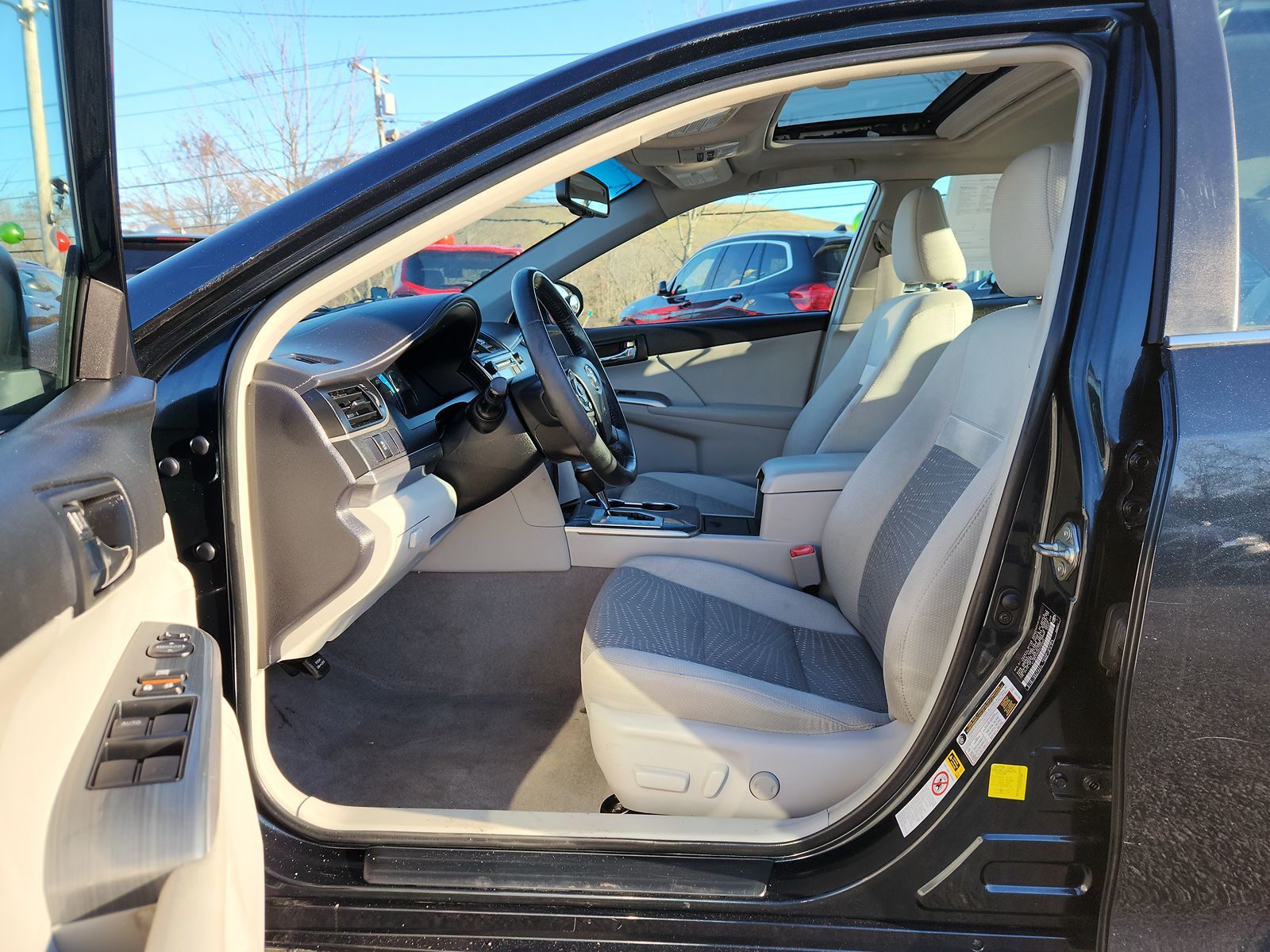 2014 Toyota Camry Hybrid XLE 32