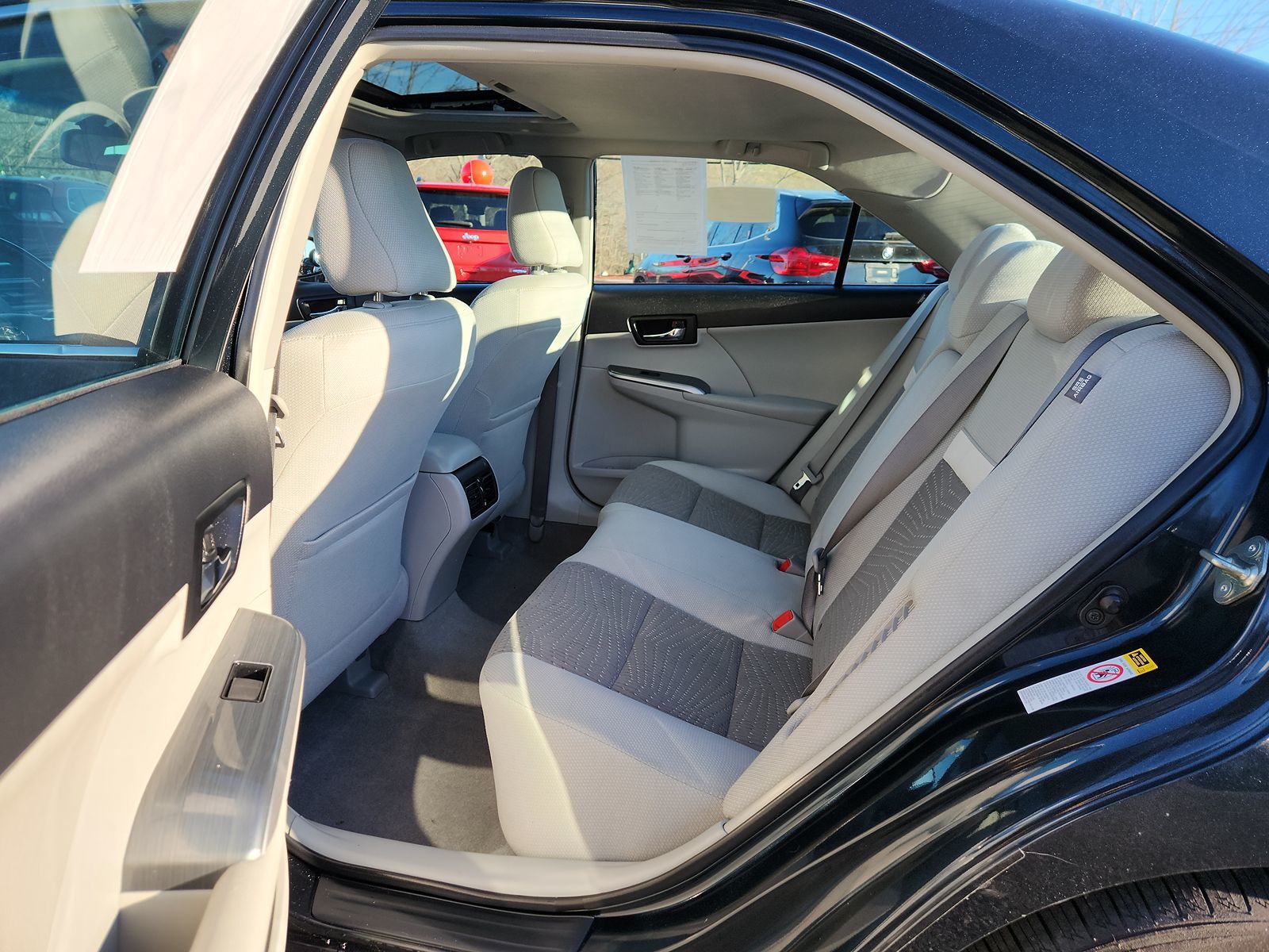 2014 Toyota Camry Hybrid XLE 36