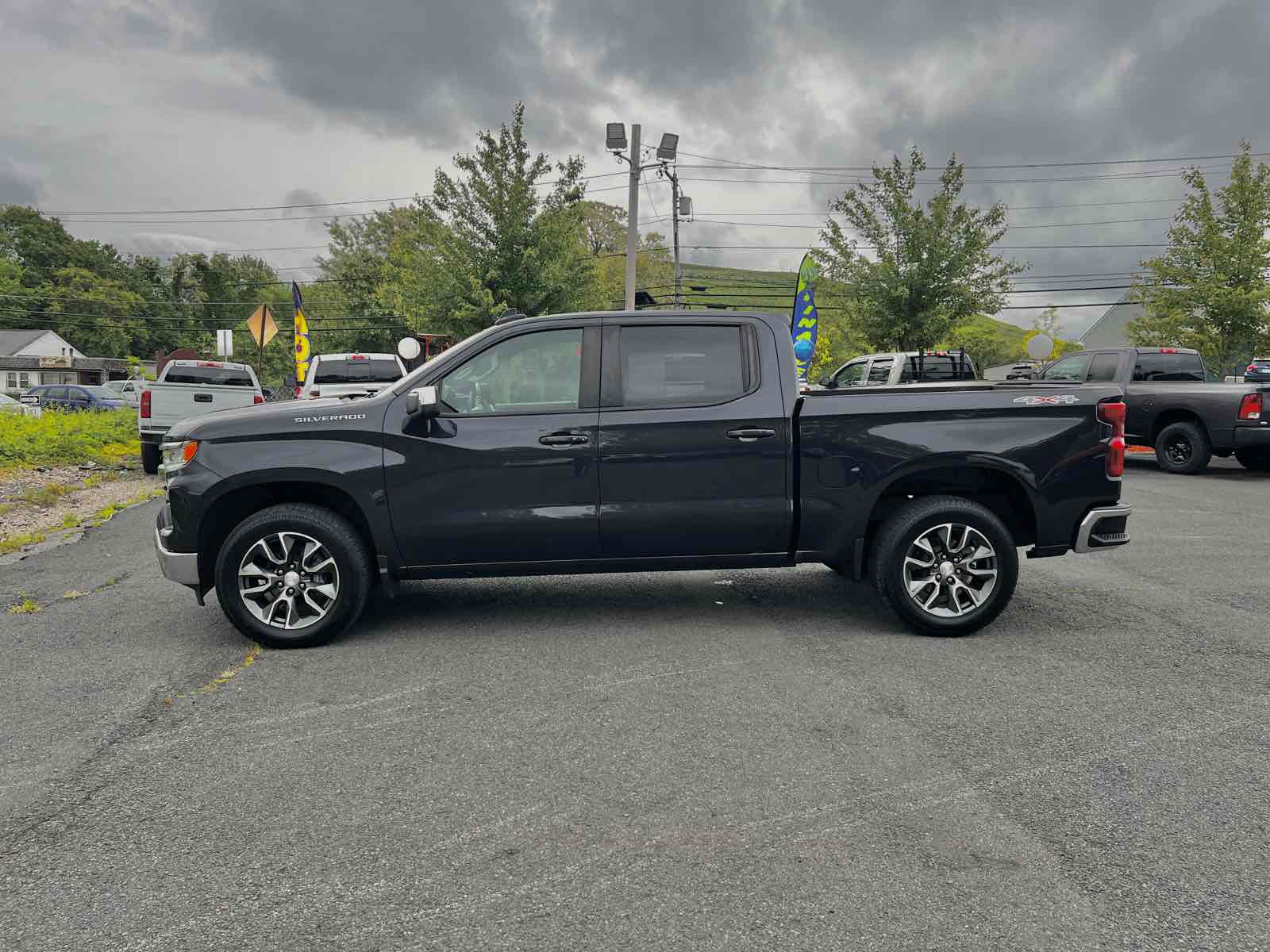 2022 Chevrolet Silverado 1500 LT - Photo 4
