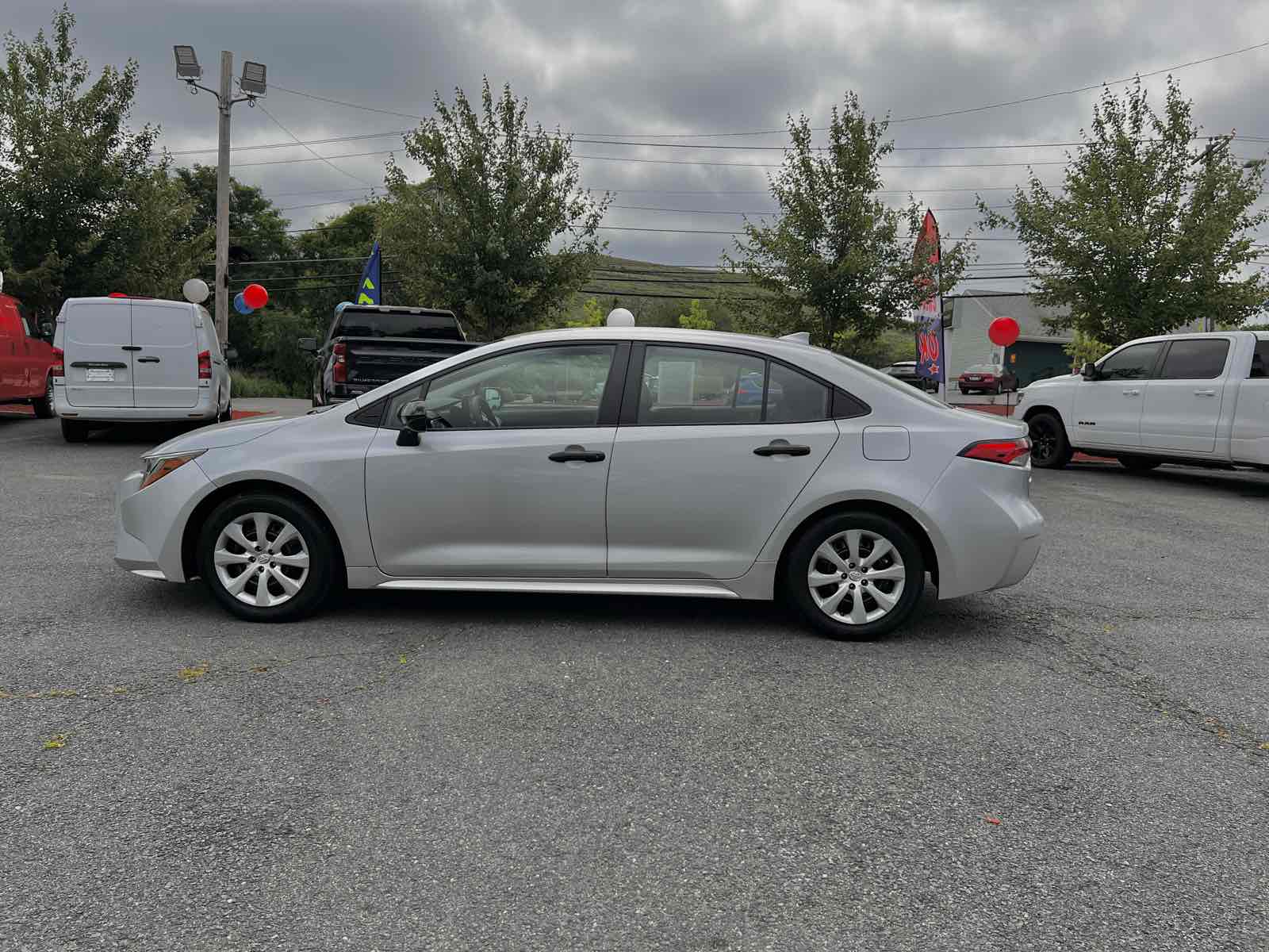 2022 Toyota Corolla LE photo 3