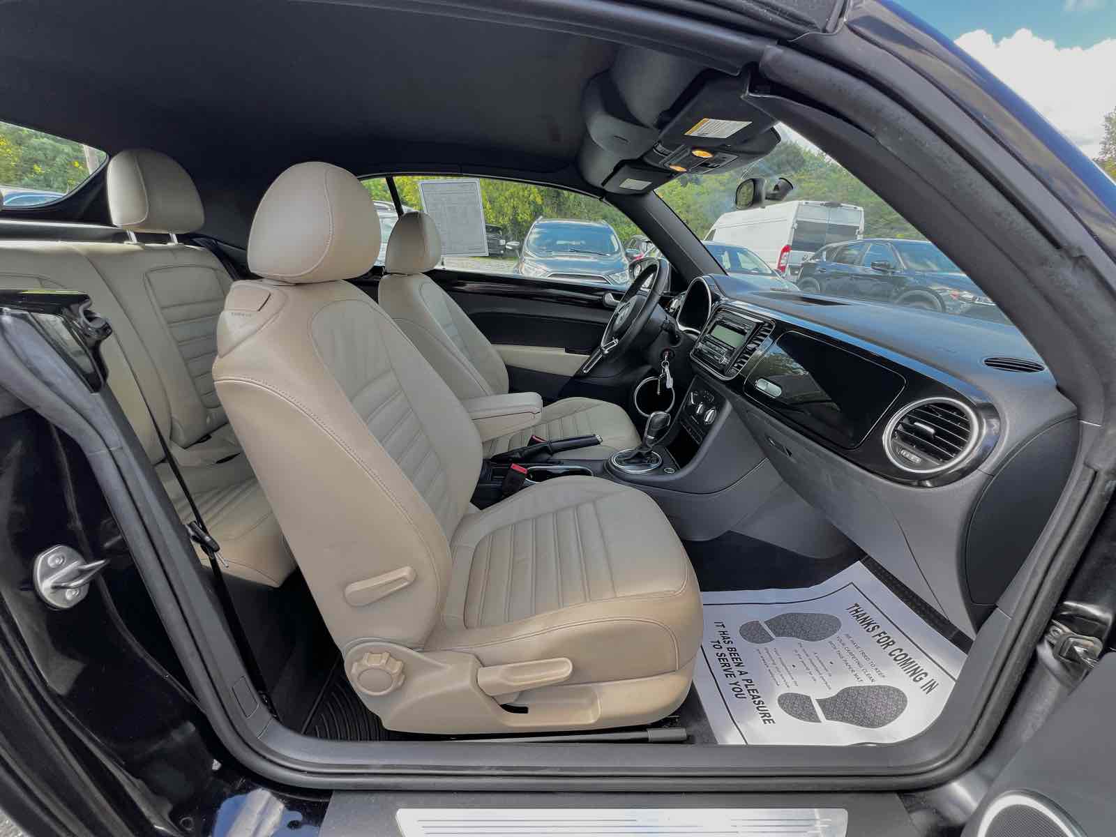 2013 Volkswagen Beetle Convertible 2.5L photo 12