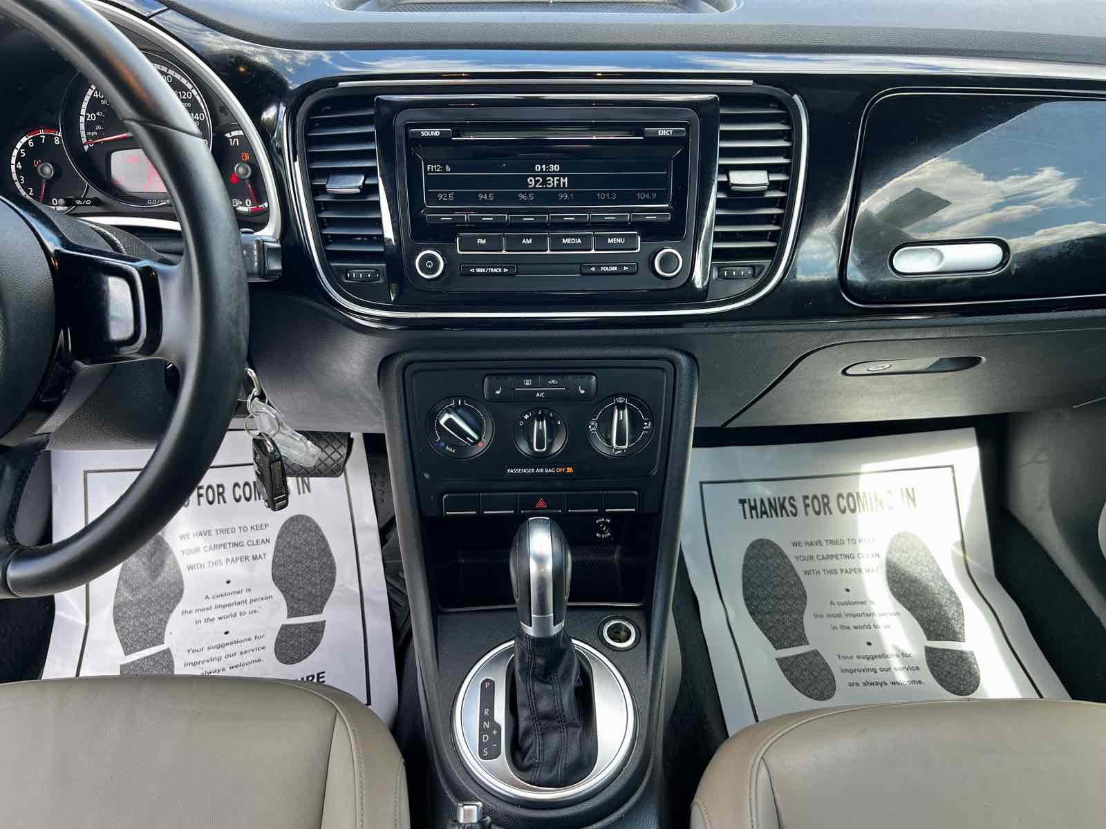 2013 Volkswagen Beetle Convertible 2.5L photo 17