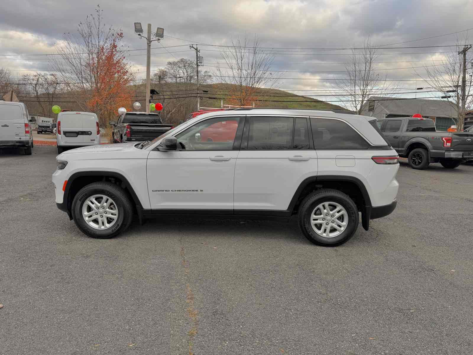 2023 Jeep Grand Cherokee Laredo photo 3