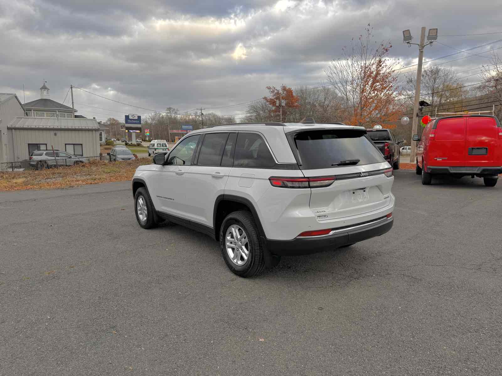 2023 Jeep Grand Cherokee Laredo photo 4