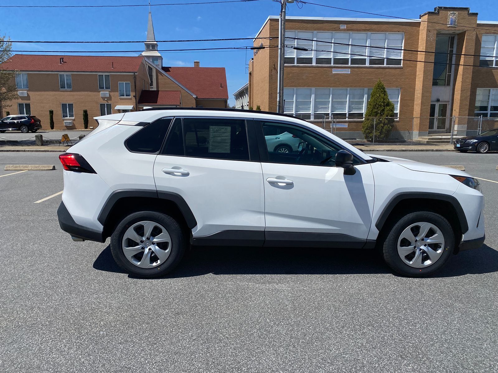 2020 Toyota RAV4 LE photo 4
