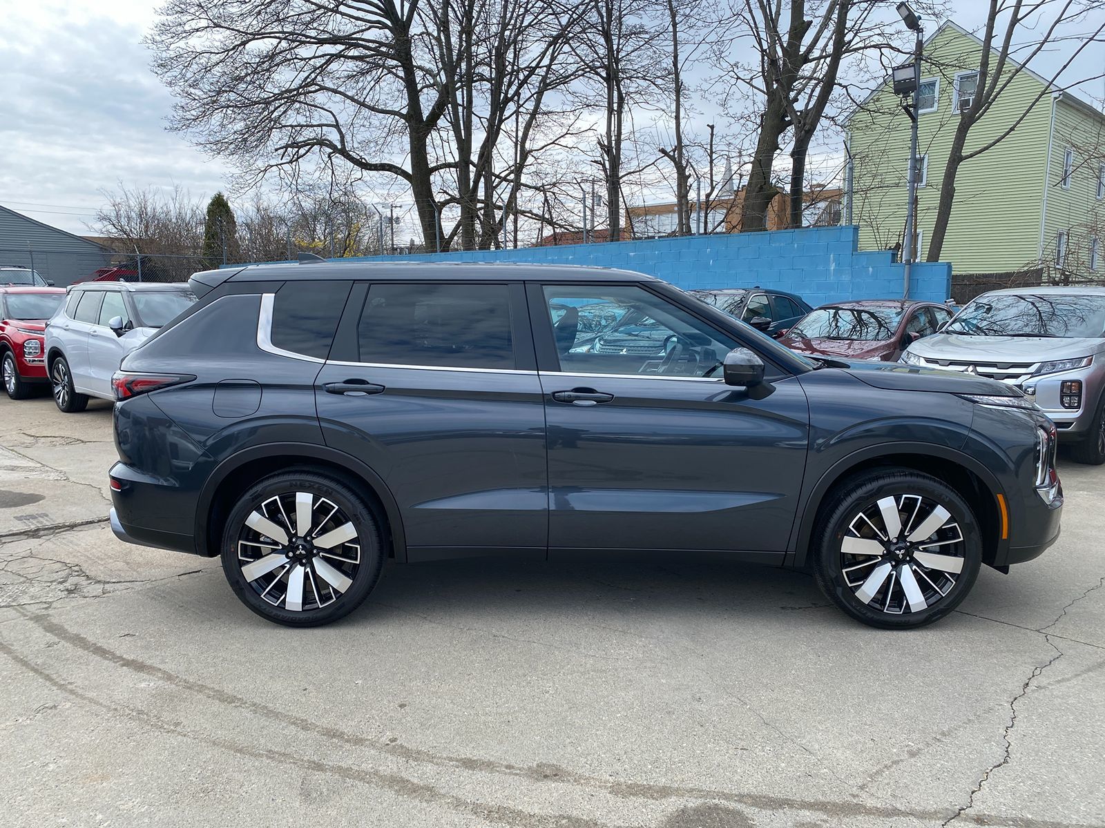 2025 Mitsubishi Outlander SE S-AWC photo 4