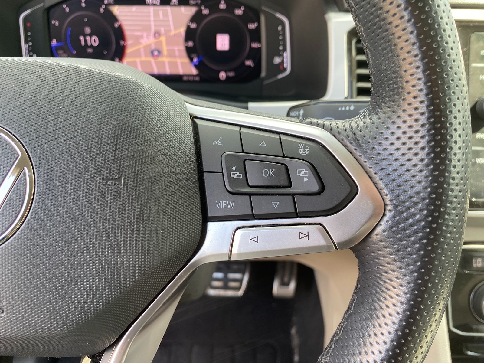2022 Volkswagen Atlas V6 SEL R-Line photo 12