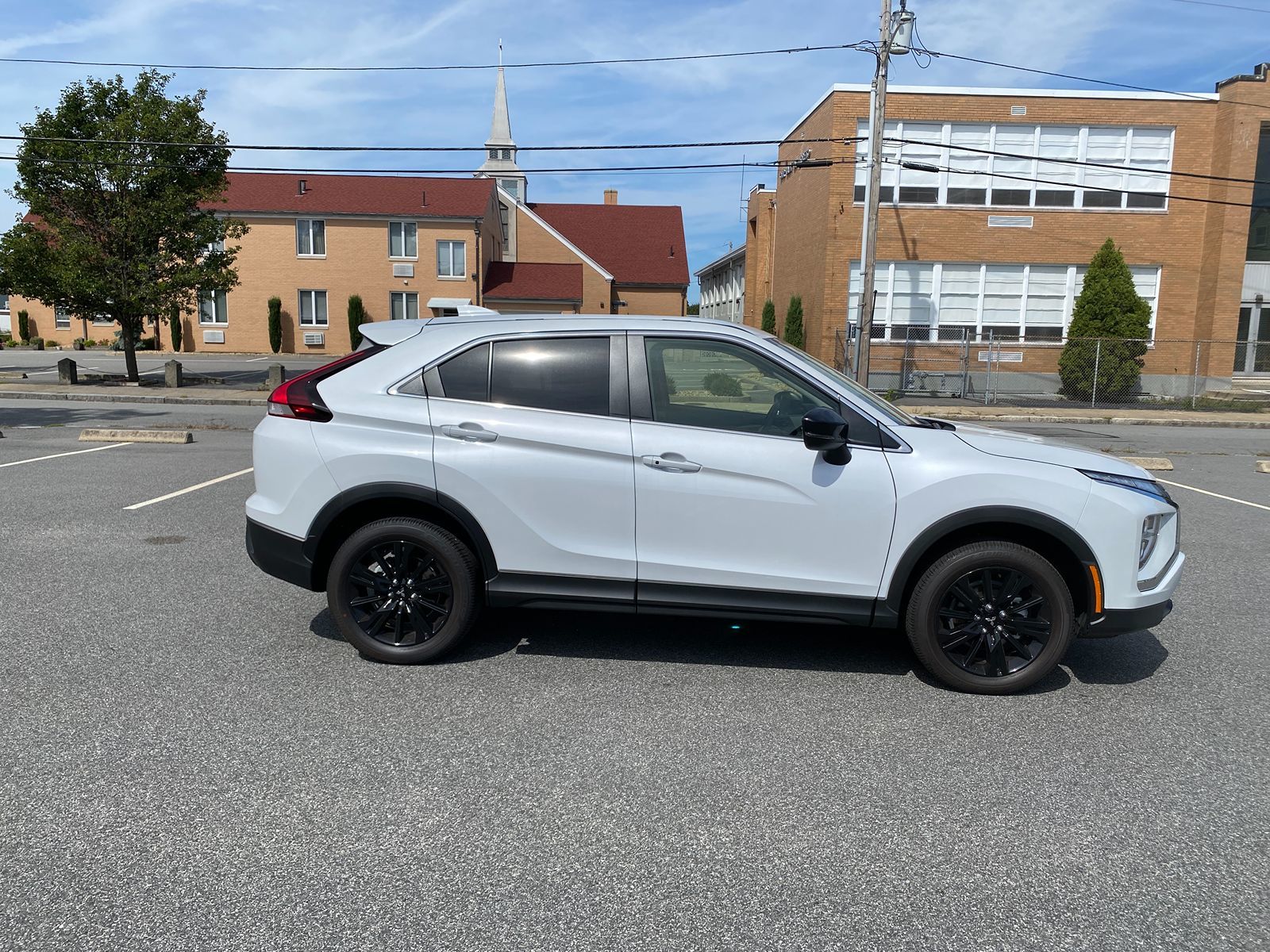 2025 Mitsubishi Eclipse Cross LE photo 3