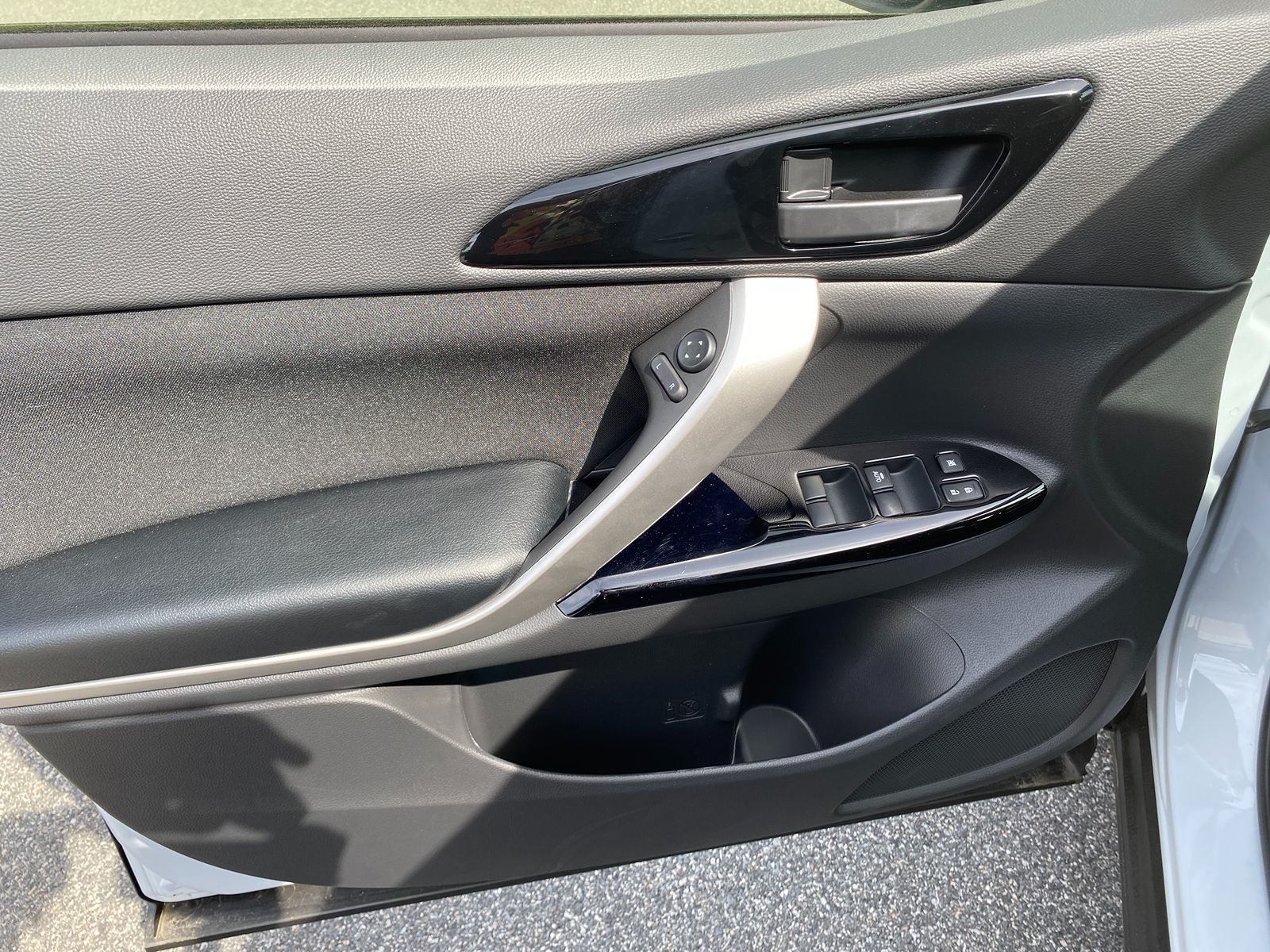 2025 Mitsubishi Eclipse Cross LE photo 9