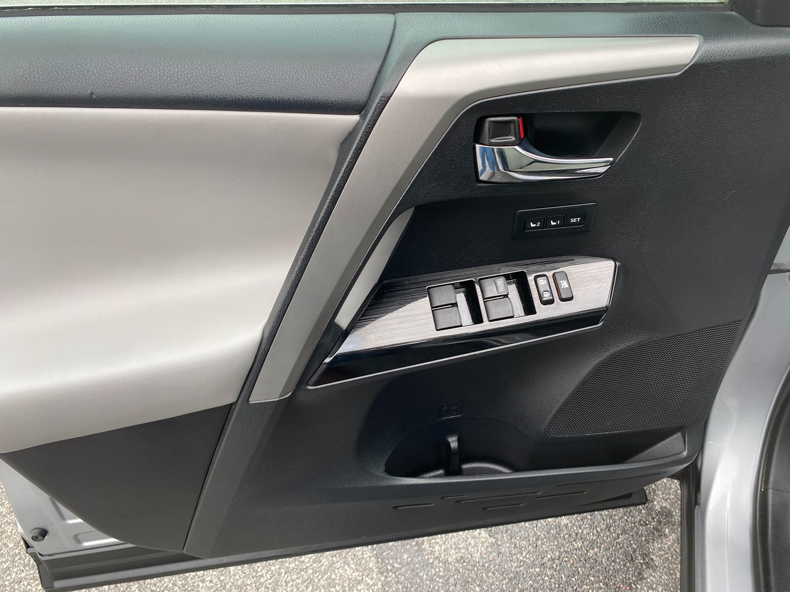 2017 Toyota RAV4 Limited photo 10