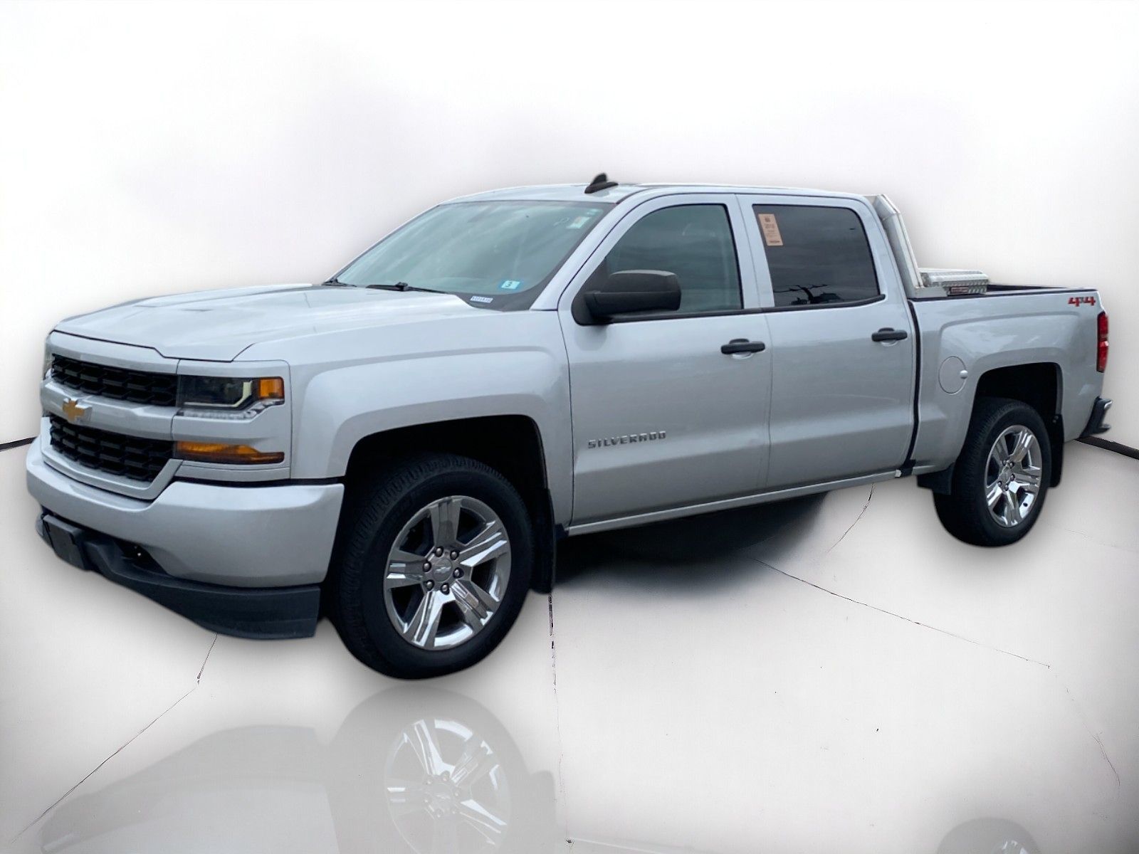 2018 Chevrolet Silverado 1500 Custom photo 2
