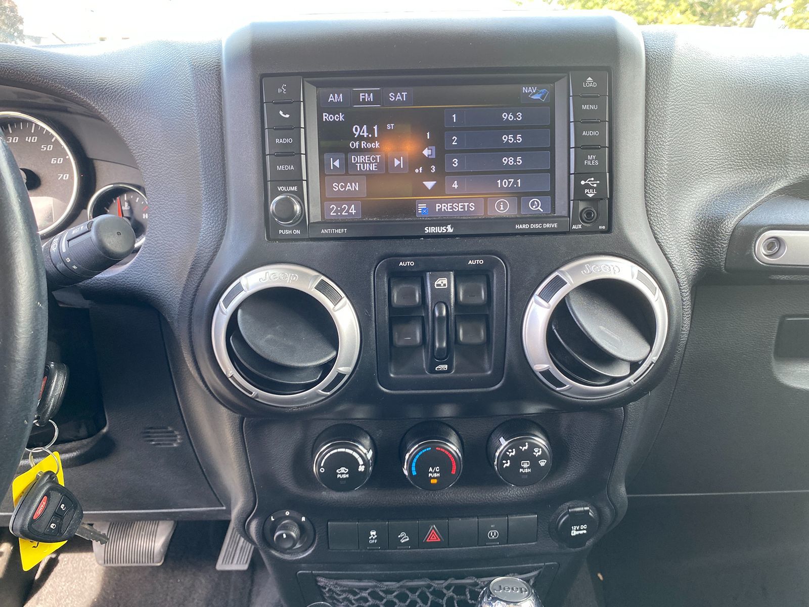 2015 Jeep Wrangler Unlimited Sahara photo 15