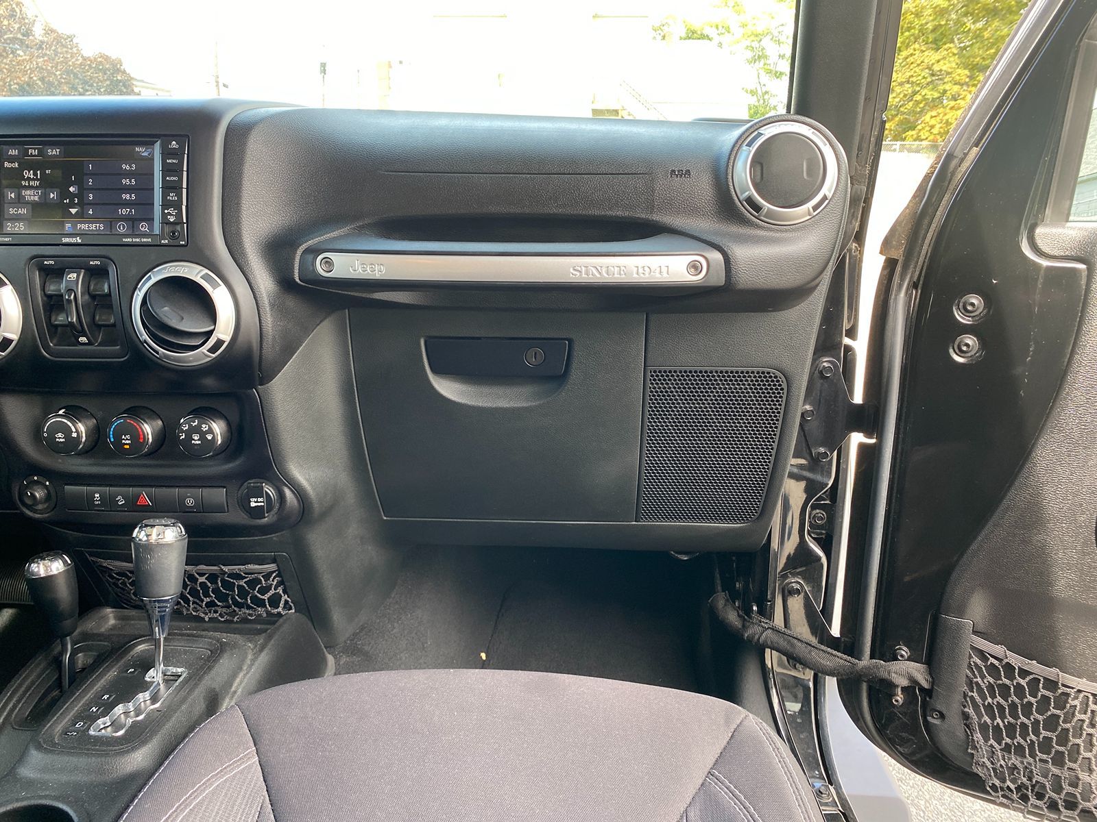 2015 Jeep Wrangler Unlimited Sahara photo 23