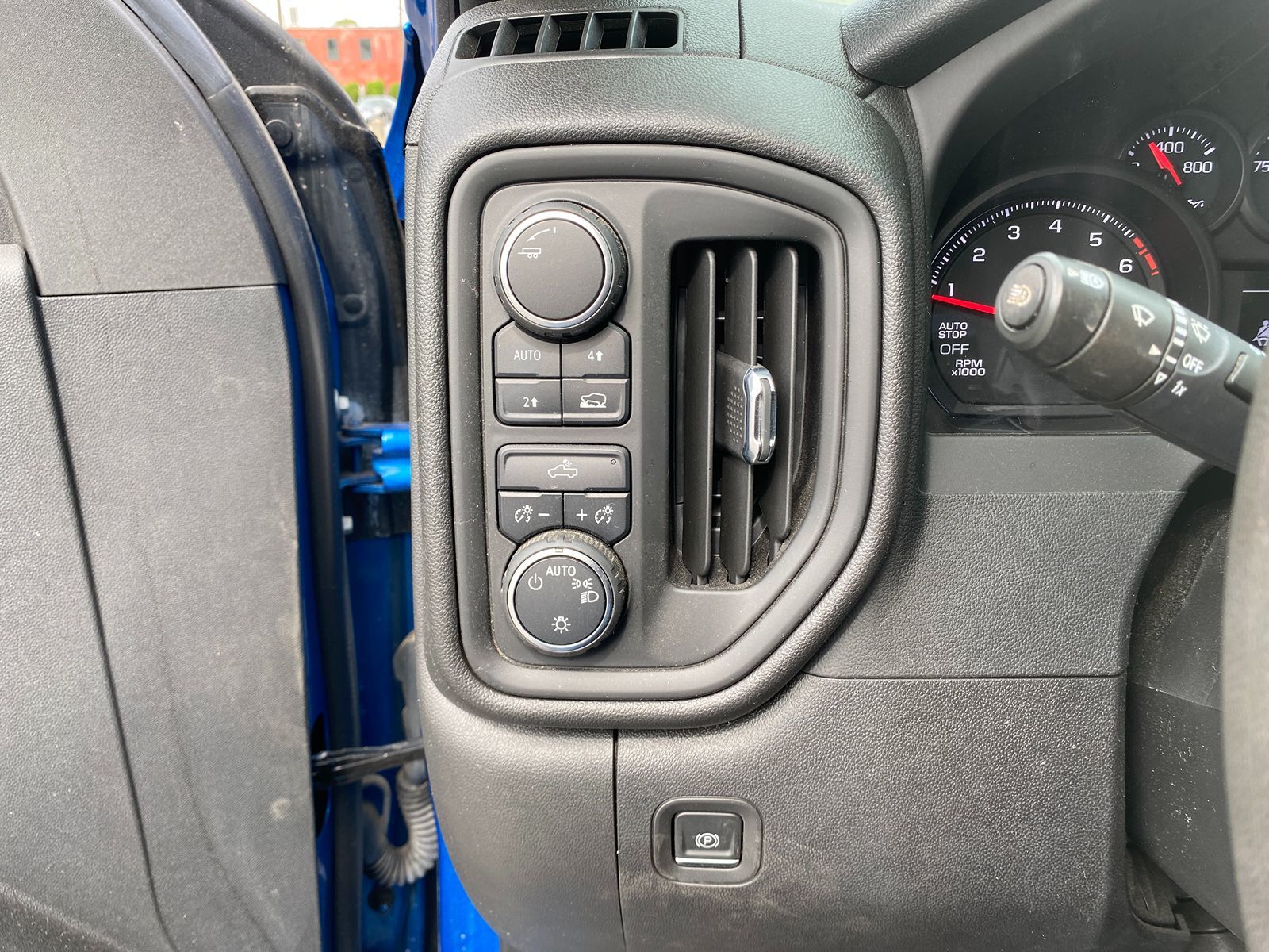 2023 Chevrolet Silverado 1500 Custom photo 11