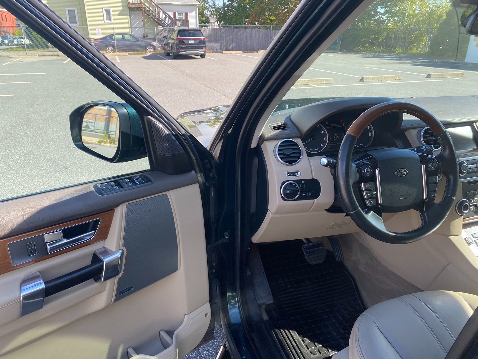 2016 Land Rover LR4 HSE photo 9