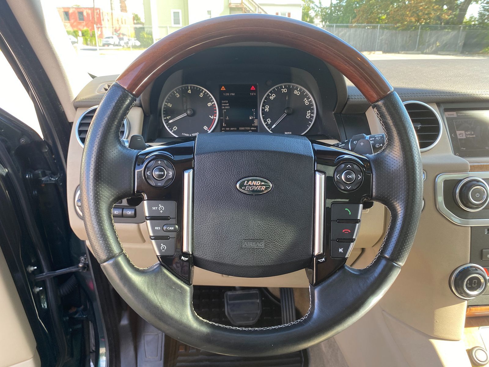 2016 Land Rover LR4 HSE photo 12