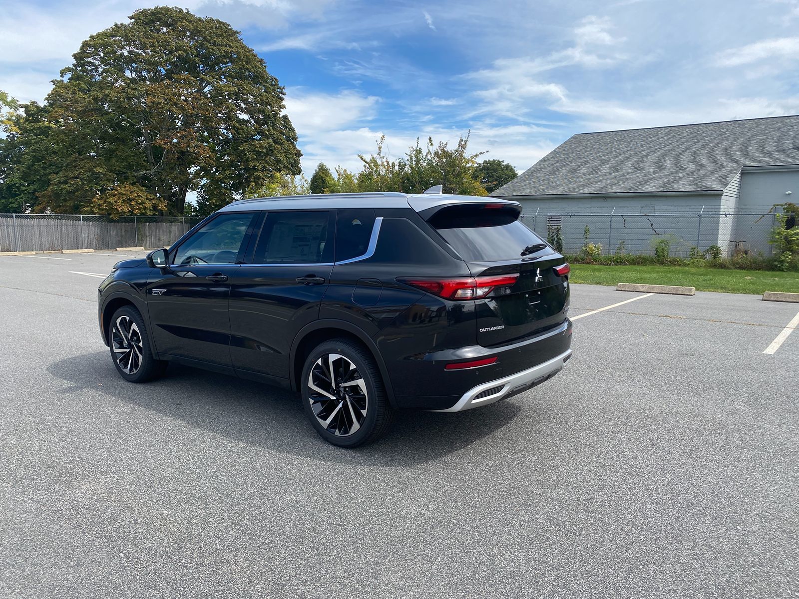 2025 Mitsubishi Outlander PHEV SEL Platinum photo 6