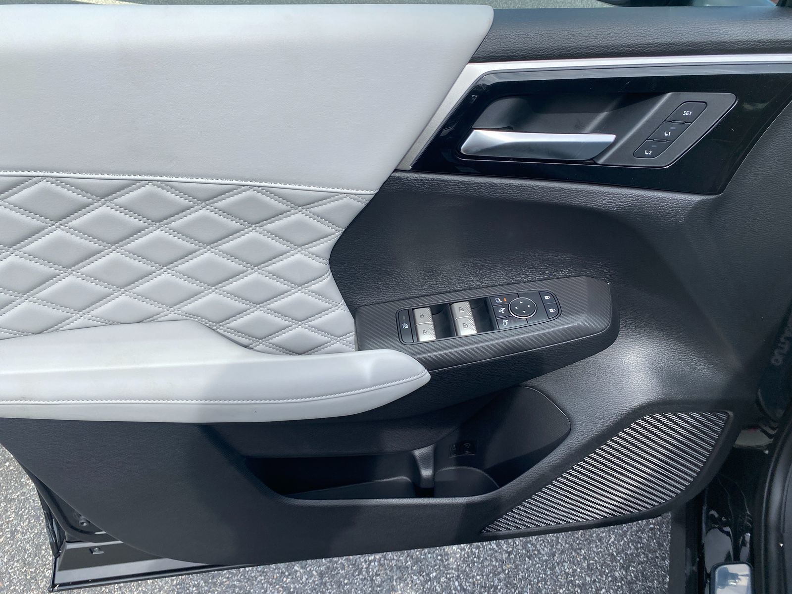2025 Mitsubishi Outlander PHEV SEL Platinum photo 9