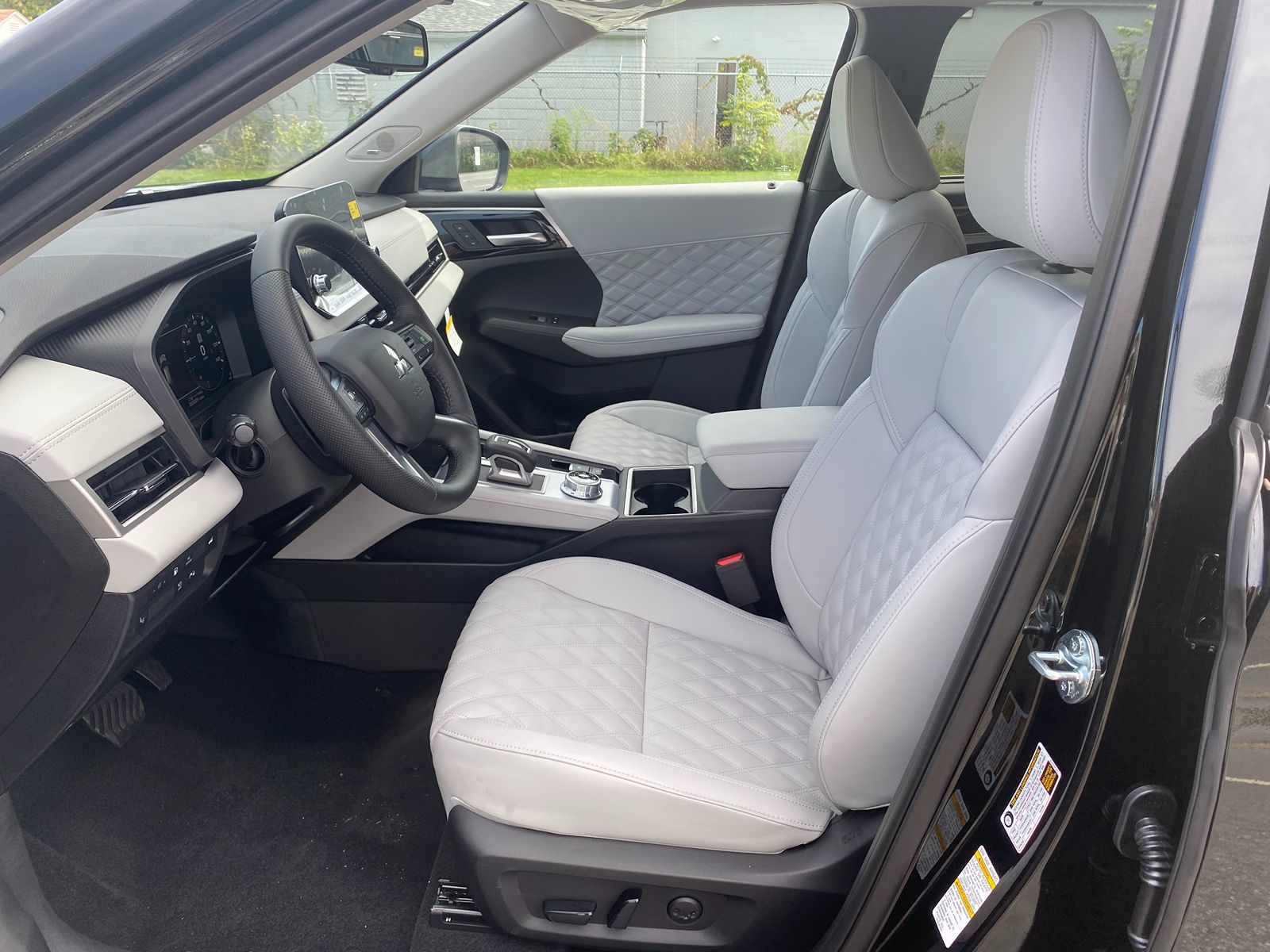2025 Mitsubishi Outlander PHEV SEL Platinum photo 10
