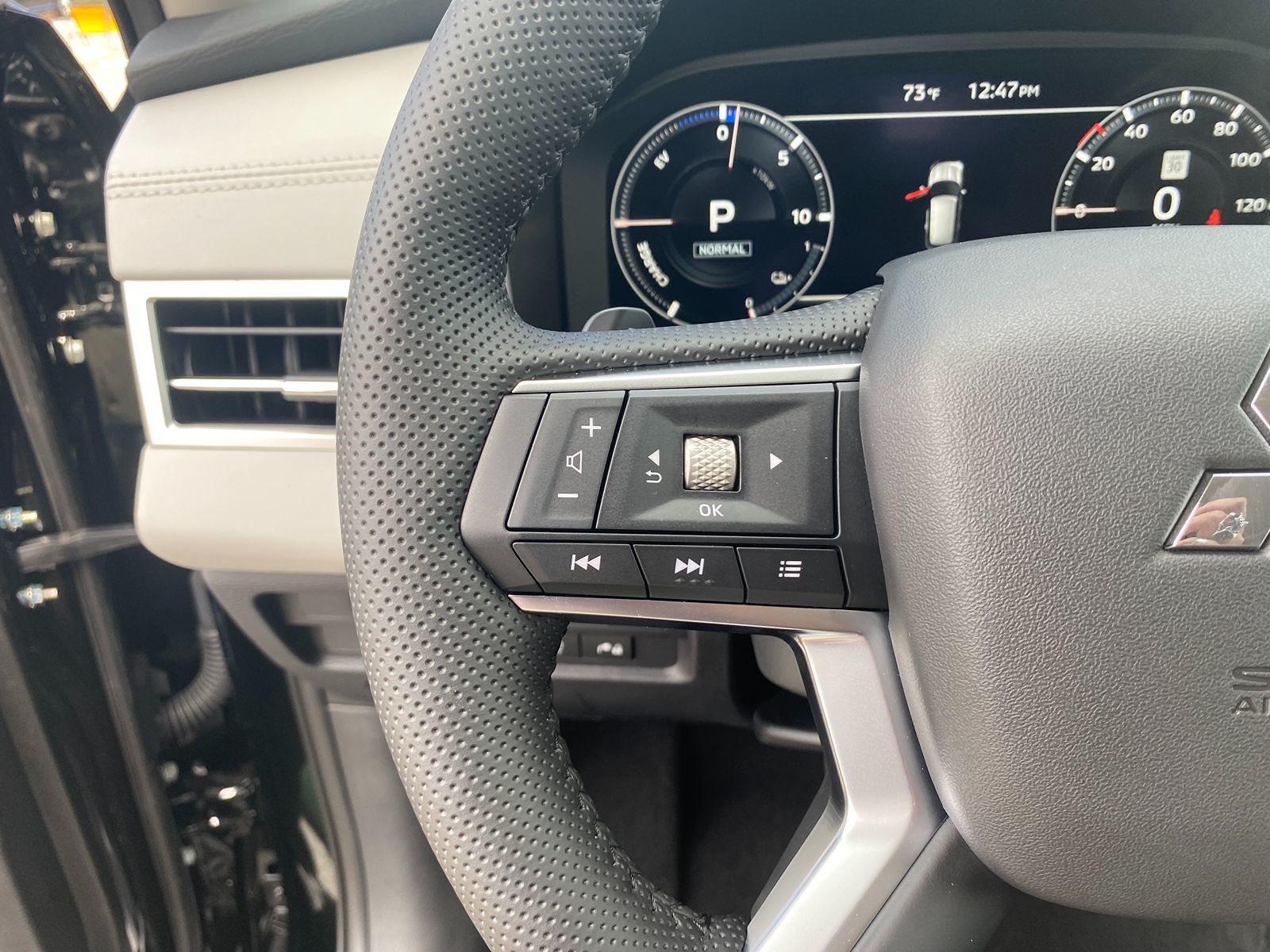 2025 Mitsubishi Outlander PHEV SEL Platinum photo 13