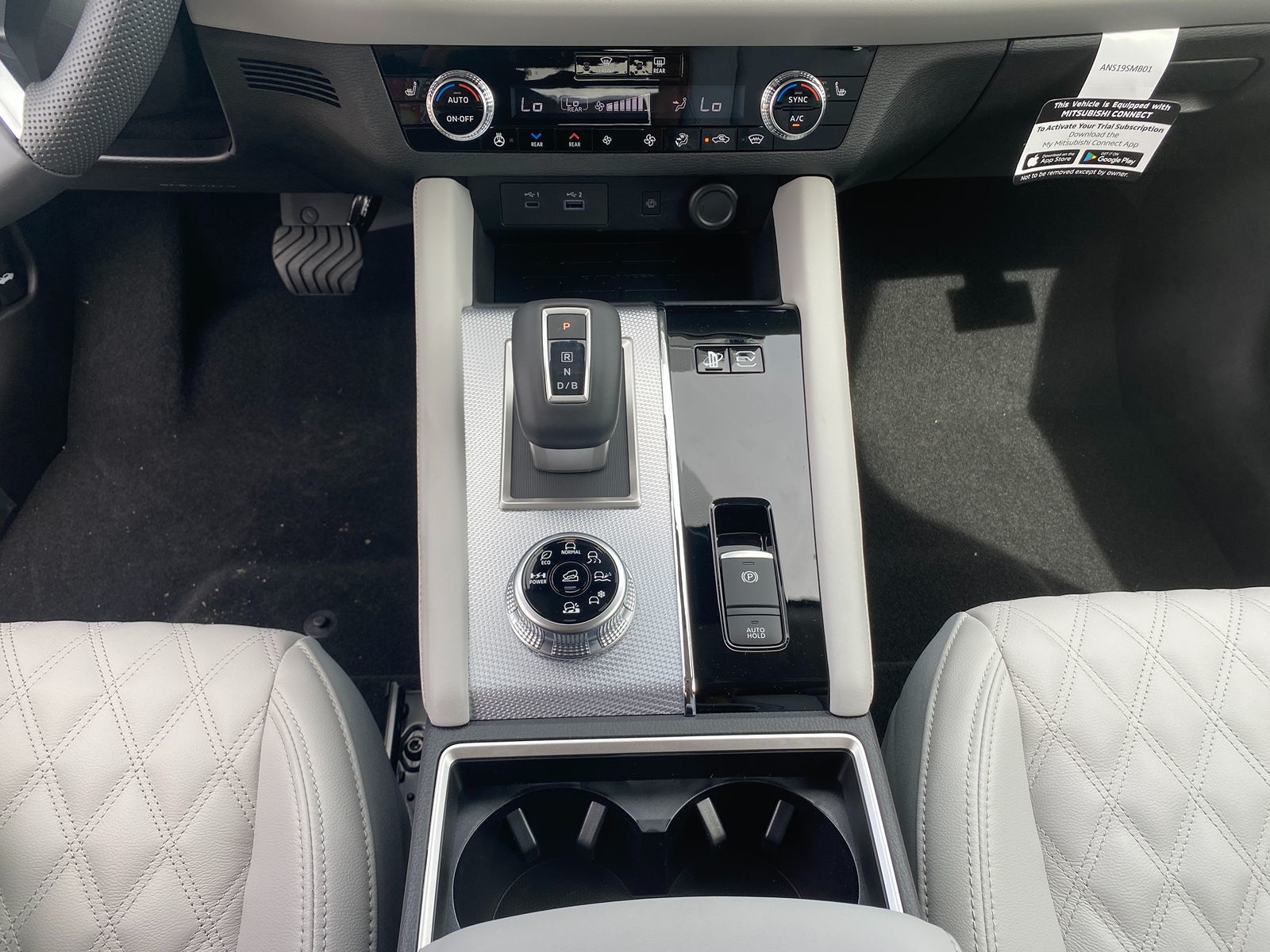 2025 Mitsubishi Outlander PHEV SEL Platinum photo 18