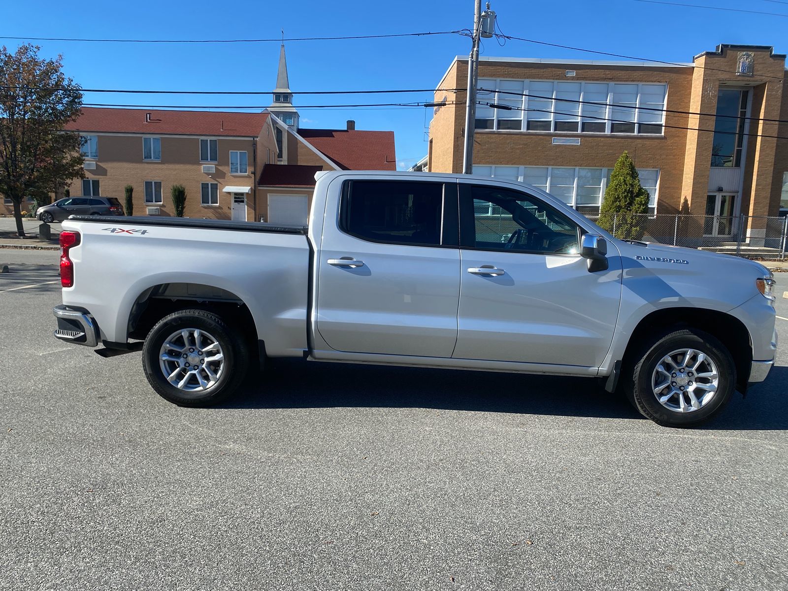 2022 Chevrolet Silverado 1500 LT photo 4
