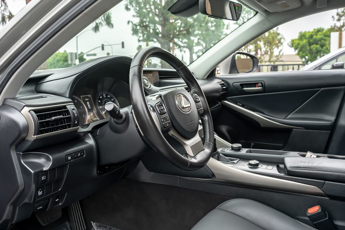 2020 Lexus IS 300 photo 9