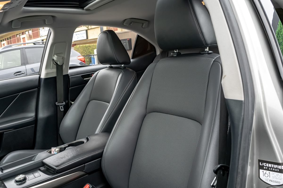 2020 Lexus IS 300 photo 11
