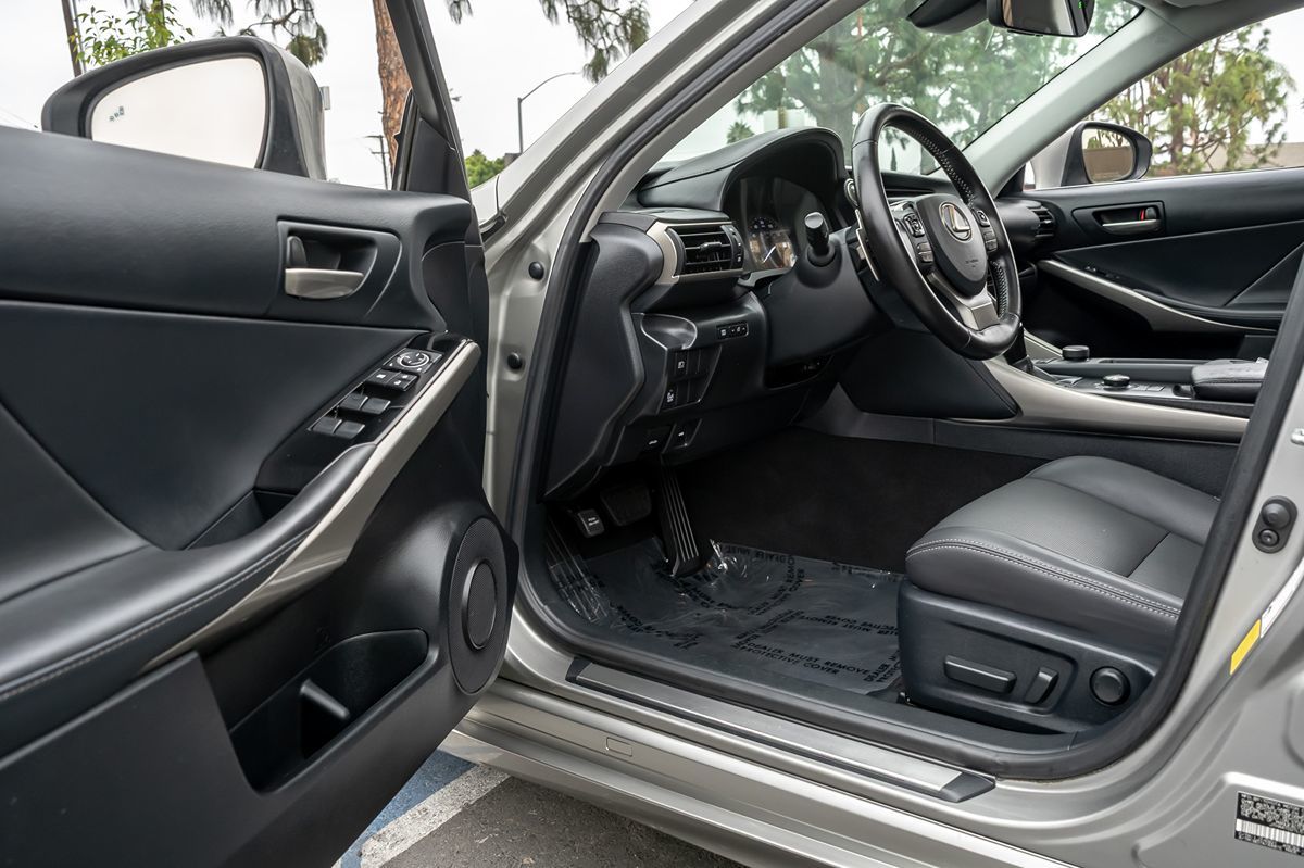 2020 Lexus IS 300 photo 10