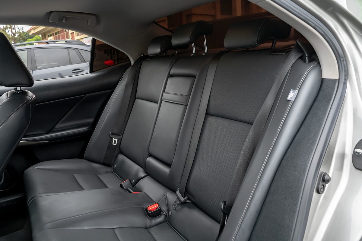 2020 Lexus IS 300 photo 15