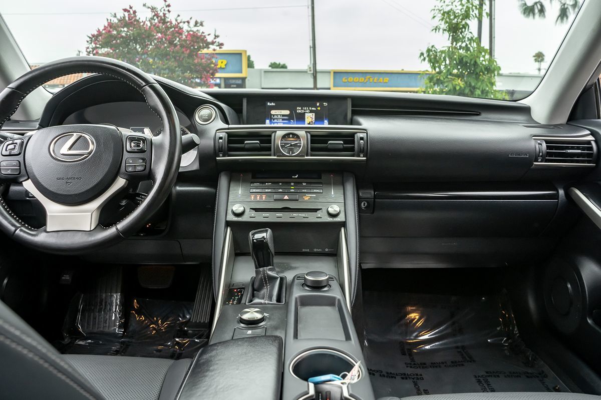 2020 Lexus IS 300 photo 20