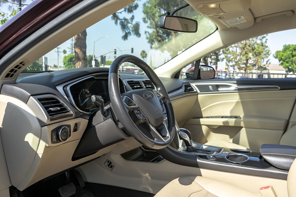 2013 Ford Fusion Energi SE photo 9