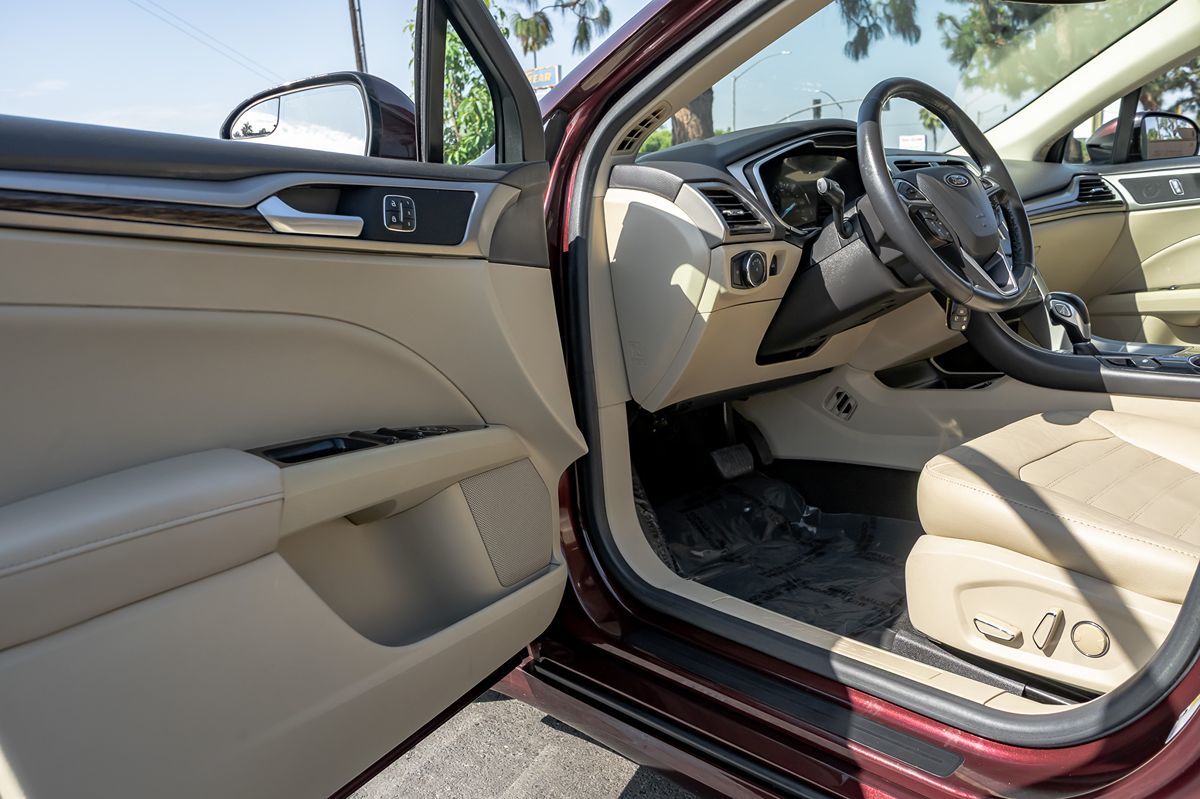 2013 Ford Fusion Energi SE photo 10
