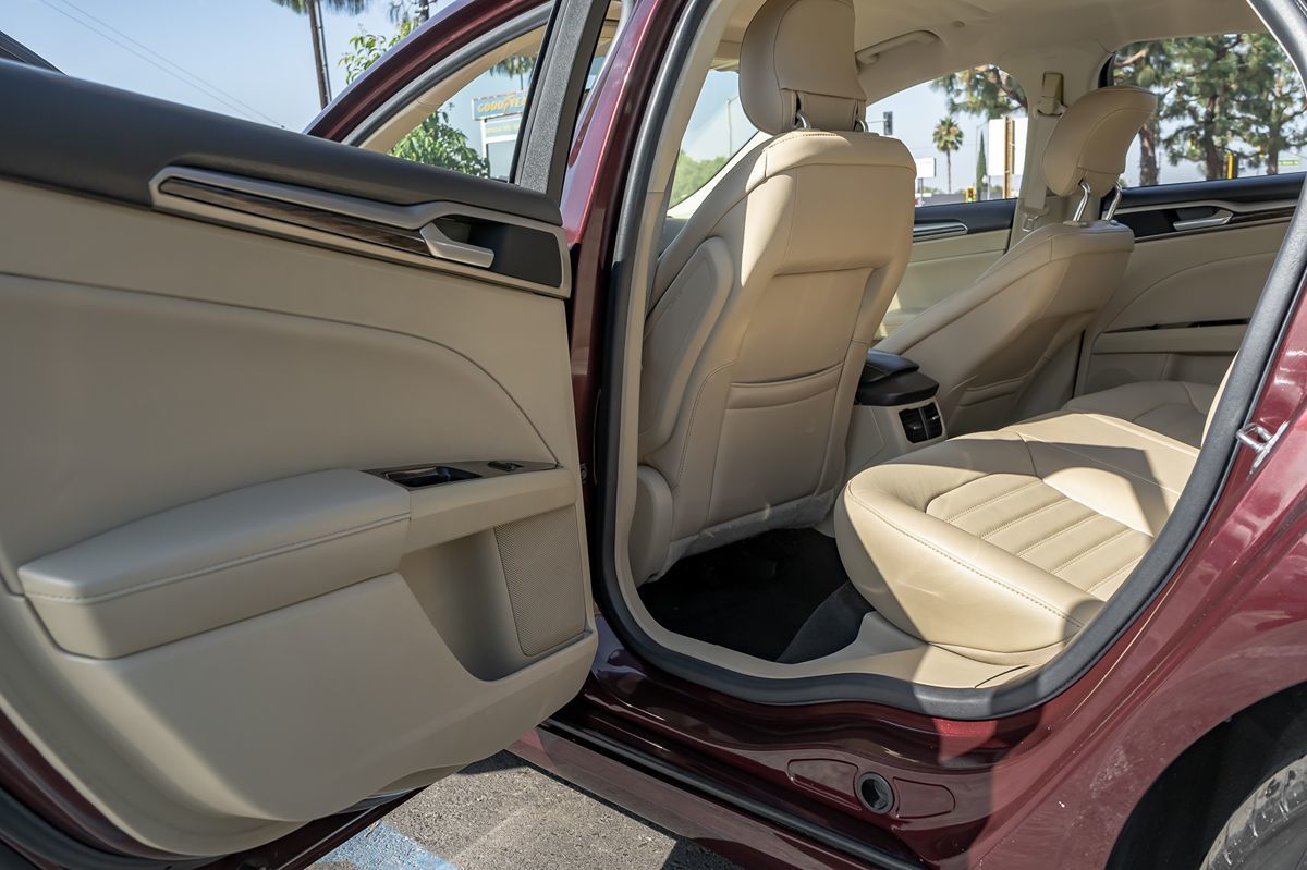 2013 Ford Fusion Energi SE photo 13