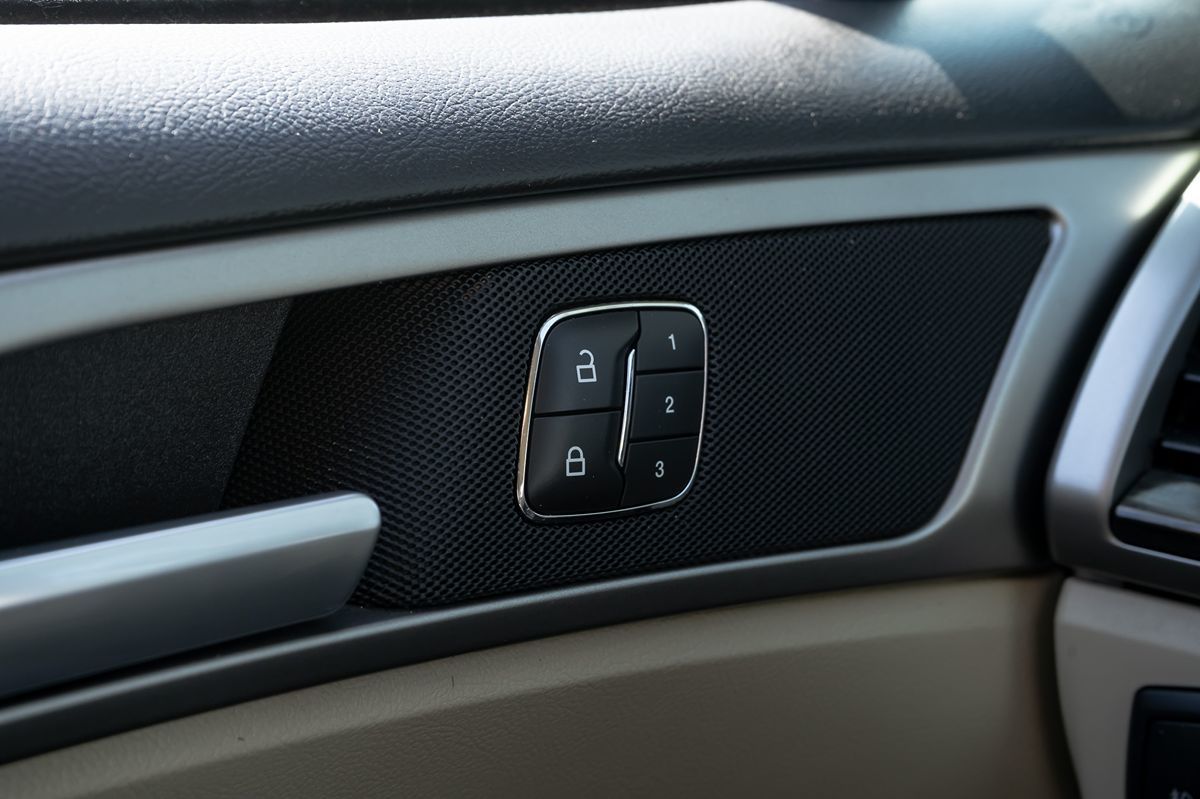 2013 Ford Fusion Energi SE photo 24