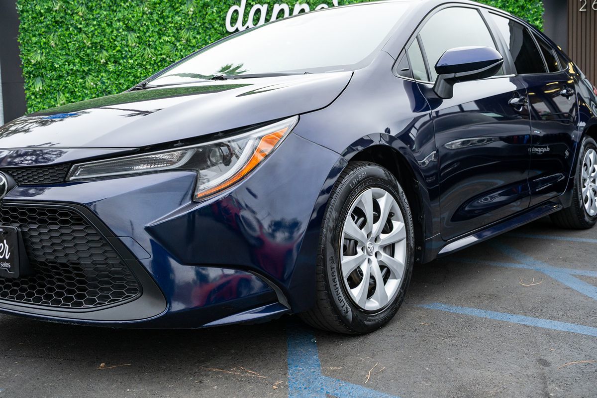 2020 Toyota Corolla LE photo 2