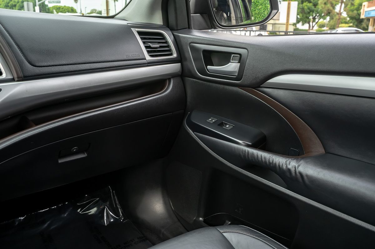 2015 Toyota Highlander XLE photo 24