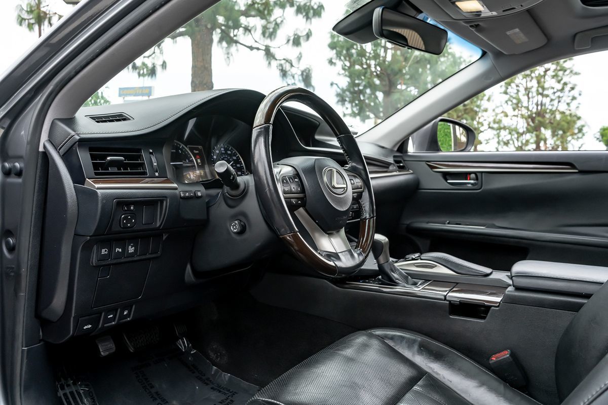 2016 Lexus ES 350 photo 9