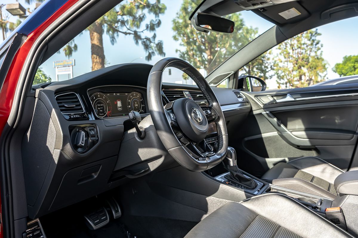 2018 Volkswagen Golf R 4Motion photo 9