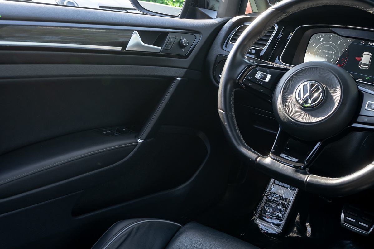 2018 Volkswagen Golf R 4Motion photo 17