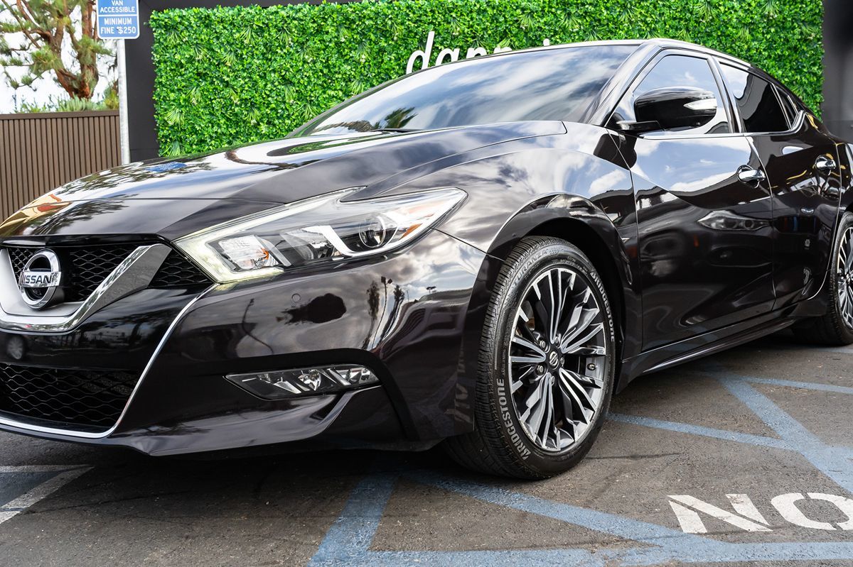 2017 Nissan Maxima Platinum photo 2