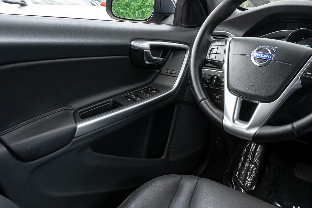 2015 Volvo S60 T5 Drive-E Premier photo 19