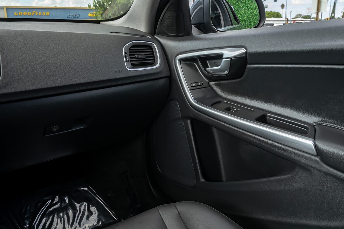 2015 Volvo S60 T5 Drive-E Premier photo 22