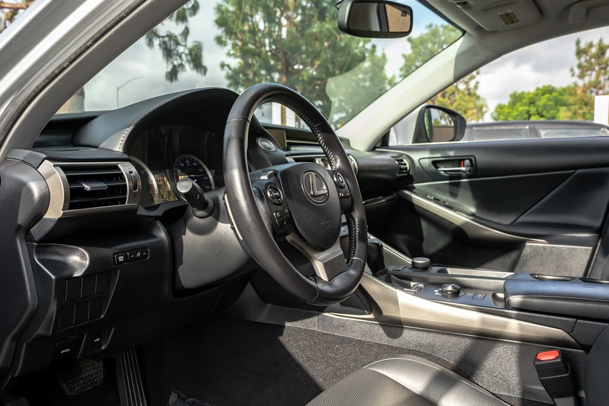 2015 Lexus IS 250 photo 9